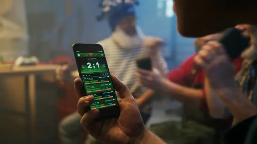 Comparación entre app de casino y web móvil en un teléfono Android